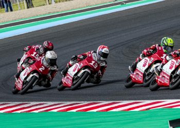 Pebalap muda Indonesia, M. Badly Ayatullah (#13), bersaing ketat dengan pebalap tuan rumah pada putaran keempat Idemitsu Asia Talent Cup (IATC) 2025 di Sirkuit Motegi, Jepang, akhir pekan lalu. (Dok. Sinsen)