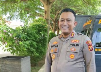 Kapolres Tanjab Timur Imbau Warga Waspada Penipuan Online Mengatasnamakan Pejabat  JT.COM - Kasus penipuan dengan modus online kian marak terjadi di Kabupaten Tanjung Jabung Timur (Tanjab Timur). Penipuan tersebut dilakukan melalui telepon, pesan singkat, maupun media sosial dengan mengatasnamakan pejabat daerah.  Kapolres Tanjab Timur, AKBP Maulia Kuswicaksono, mengingatkan masyarakat agar meningkatkan kewaspadaan terhadap berbagai modus penipuan tersebut.  “Jika ada pihak yang menghubungi mengatasnamakan pejabat, baik pejabat lama maupun baru, jangan langsung dipercaya. Segera lakukan konfirmasi terlebih dahulu,” ujarnya, Minggu (28/9/2025).  Menurut Kapolres, pelaku kerap mengaku sebagai kepala organisasi perangkat daerah (OPD) untuk meyakinkan korban. Biasanya, mereka meminta sejumlah uang, hadiah, atau data pribadi.  Kapolres juga menginstruksikan seluruh personel Polres Tanjab Timur memperkuat komunikasi, koordinasi, sekaligus mengedukasi masyarakat di wilayah masing-masing agar tidak mudah terpengaruh dengan modus tersebut.  “Jangan mudah percaya, apalagi jika diminta mengirimkan uang atau memberikan data pribadi. Pastikan dulu kebenarannya,” tegasnya.  Polres Tanjab Timur menegaskan komitmennya untuk memberikan perlindungan dan pelayanan terbaik kepada masyarakat. Setiap bentuk penipuan yang meresahkan akan ditindak tegas sesuai ketentuan hukum.  Kapolres berharap dengan adanya imbauan ini, masyarakat lebih berhati-hati dan cerdas dalam menyikapi komunikasi mencurigakan, terutama yang berkaitan dengan permintaan uang atau data pribadi. (Nhr)  Kapolres Tanjab Timur Imabu Warga Waspada Penipuan Online Mengatasnamakan Pejabat  Kapolres Tanjab Timur, AKBP Maulia Kuswicaksono, mengimbau masyarakat agar waspada terhadap penipuan online yang mengatasnamakan pejabat, Minggu (28/9/2025). (Dok. Nahar)