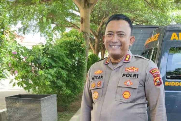 Kapolres Tanjab Timur Imbau Warga Waspada Penipuan Online Mengatasnamakan Pejabat  JT.COM - Kasus penipuan dengan modus online kian marak terjadi di Kabupaten Tanjung Jabung Timur (Tanjab Timur). Penipuan tersebut dilakukan melalui telepon, pesan singkat, maupun media sosial dengan mengatasnamakan pejabat daerah.  Kapolres Tanjab Timur, AKBP Maulia Kuswicaksono, mengingatkan masyarakat agar meningkatkan kewaspadaan terhadap berbagai modus penipuan tersebut.  “Jika ada pihak yang menghubungi mengatasnamakan pejabat, baik pejabat lama maupun baru, jangan langsung dipercaya. Segera lakukan konfirmasi terlebih dahulu,” ujarnya, Minggu (28/9/2025).  Menurut Kapolres, pelaku kerap mengaku sebagai kepala organisasi perangkat daerah (OPD) untuk meyakinkan korban. Biasanya, mereka meminta sejumlah uang, hadiah, atau data pribadi.  Kapolres juga menginstruksikan seluruh personel Polres Tanjab Timur memperkuat komunikasi, koordinasi, sekaligus mengedukasi masyarakat di wilayah masing-masing agar tidak mudah terpengaruh dengan modus tersebut.  “Jangan mudah percaya, apalagi jika diminta mengirimkan uang atau memberikan data pribadi. Pastikan dulu kebenarannya,” tegasnya.  Polres Tanjab Timur menegaskan komitmennya untuk memberikan perlindungan dan pelayanan terbaik kepada masyarakat. Setiap bentuk penipuan yang meresahkan akan ditindak tegas sesuai ketentuan hukum.  Kapolres berharap dengan adanya imbauan ini, masyarakat lebih berhati-hati dan cerdas dalam menyikapi komunikasi mencurigakan, terutama yang berkaitan dengan permintaan uang atau data pribadi. (Nhr)  Kapolres Tanjab Timur Imabu Warga Waspada Penipuan Online Mengatasnamakan Pejabat  Kapolres Tanjab Timur, AKBP Maulia Kuswicaksono, mengimbau masyarakat agar waspada terhadap penipuan online yang mengatasnamakan pejabat, Minggu (28/9/2025). (Dok. Nahar)