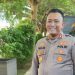 Kapolres Tanjab Timur Imbau Warga Waspada Penipuan Online Mengatasnamakan Pejabat  JT.COM - Kasus penipuan dengan modus online kian marak terjadi di Kabupaten Tanjung Jabung Timur (Tanjab Timur). Penipuan tersebut dilakukan melalui telepon, pesan singkat, maupun media sosial dengan mengatasnamakan pejabat daerah.  Kapolres Tanjab Timur, AKBP Maulia Kuswicaksono, mengingatkan masyarakat agar meningkatkan kewaspadaan terhadap berbagai modus penipuan tersebut.  “Jika ada pihak yang menghubungi mengatasnamakan pejabat, baik pejabat lama maupun baru, jangan langsung dipercaya. Segera lakukan konfirmasi terlebih dahulu,” ujarnya, Minggu (28/9/2025).  Menurut Kapolres, pelaku kerap mengaku sebagai kepala organisasi perangkat daerah (OPD) untuk meyakinkan korban. Biasanya, mereka meminta sejumlah uang, hadiah, atau data pribadi.  Kapolres juga menginstruksikan seluruh personel Polres Tanjab Timur memperkuat komunikasi, koordinasi, sekaligus mengedukasi masyarakat di wilayah masing-masing agar tidak mudah terpengaruh dengan modus tersebut.  “Jangan mudah percaya, apalagi jika diminta mengirimkan uang atau memberikan data pribadi. Pastikan dulu kebenarannya,” tegasnya.  Polres Tanjab Timur menegaskan komitmennya untuk memberikan perlindungan dan pelayanan terbaik kepada masyarakat. Setiap bentuk penipuan yang meresahkan akan ditindak tegas sesuai ketentuan hukum.  Kapolres berharap dengan adanya imbauan ini, masyarakat lebih berhati-hati dan cerdas dalam menyikapi komunikasi mencurigakan, terutama yang berkaitan dengan permintaan uang atau data pribadi. (Nhr)  Kapolres Tanjab Timur Imabu Warga Waspada Penipuan Online Mengatasnamakan Pejabat  Kapolres Tanjab Timur, AKBP Maulia Kuswicaksono, mengimbau masyarakat agar waspada terhadap penipuan online yang mengatasnamakan pejabat, Minggu (28/9/2025). (Dok. Nahar)