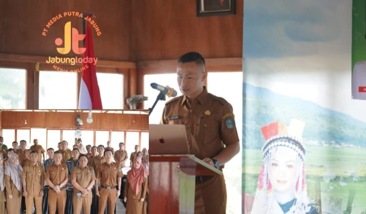 Kepala Dinas Kominfo Kabupaten Kerinci membuka Bimtek Tahap II penggunaan aplikasi SRIKANDI dan GEMA DESA di Aula Vila Weloza, Senin (29/9/2025). (Dok. Diko)