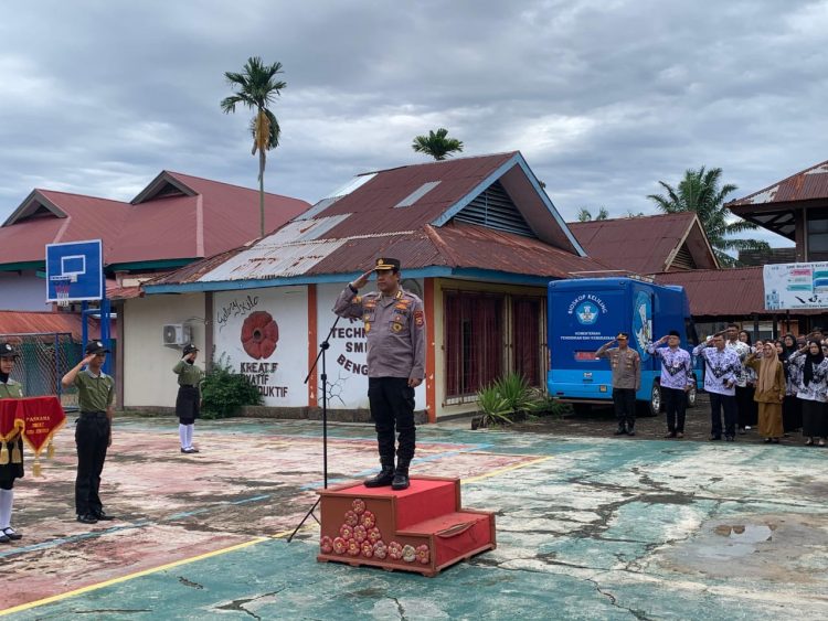 Karo Logistik Polda Bengkulu, Kombes Pol. Didi Wahyudi, memimpin upacara bendera di SMKN 5 Kota Bengkulu (Dok. Yola)