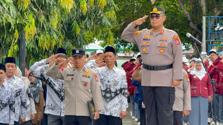 Pejabat Polda Bengkulu memimpin upacara bendera dalam program Police Goes to School di salah satu SMA/SMK Kota Bengkulu, Senin (29/9/2025). (Dok. Yola)