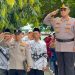 Pejabat Polda Bengkulu memimpin upacara bendera dalam program Police Goes to School di salah satu SMA/SMK Kota Bengkulu, Senin (29/9/2025). (Dok. Yola)