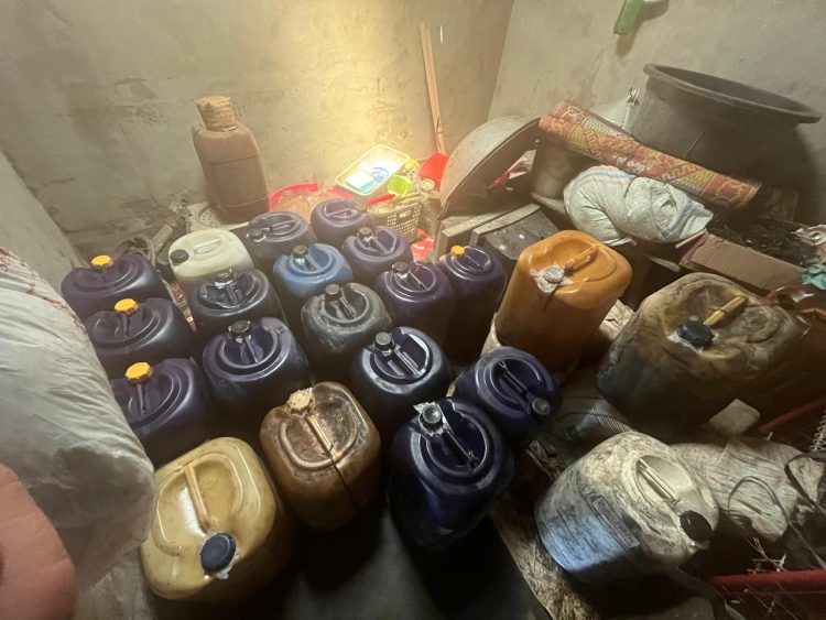 Jeriken berisi ratusan liter bio solar bersubsidi yang disita Ditreskrimsus Polda Bengkulu dari penimbun berinisial YA di Kabupaten Seluma, Minggu (28/9/2025). (Dok Yol)