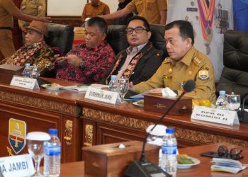 Gubernur Jambi Al Haris bersama Ketua Komisi II DPR RI M. Rifqinizamy Karsayuda saat memimpin rapat pengawasan PNBP sektor pertanahan di Rumah Dinas Gubernur Jambi, Senin (29/9/2025). (Dok. Erit - Kominfo)
