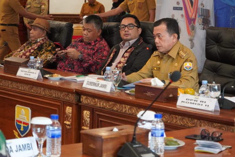 Gubernur Jambi Al Haris bersama Ketua Komisi II DPR RI M. Rifqinizamy Karsayuda saat memimpin rapat pengawasan PNBP sektor pertanahan di Rumah Dinas Gubernur Jambi, Senin (29/9/2025). (Dok. Erit - Kominfo)