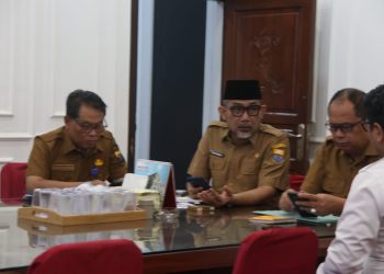 Sekda Provinsi Jambi, Dr. H. Sudirman, S.H., M.H., memimpin rapat koordinasi terkait percepatan penanganan TBC dan pelaksanaan Program Makan Bergizi Gratis (MBG) di Rumah Dinas Sekda, Senin (29/9/2025). (Dok. Erit - Kominfo)