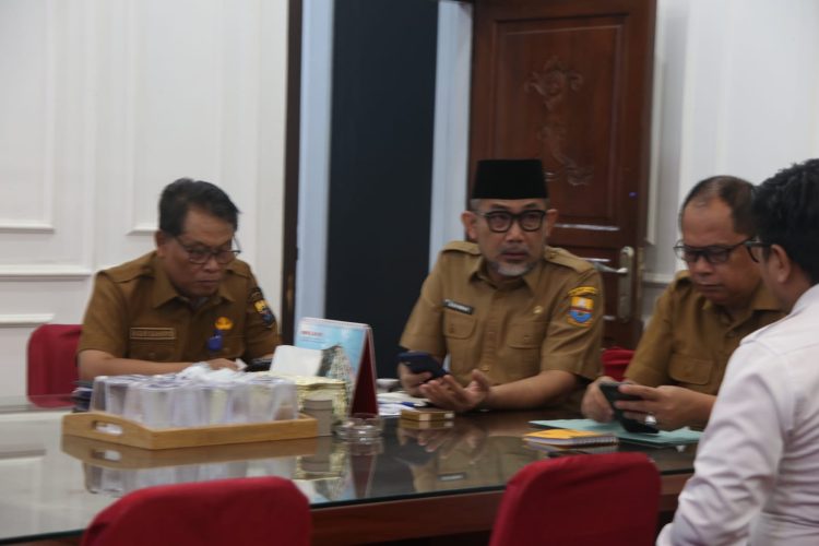 Sekda Provinsi Jambi, Dr. H. Sudirman, S.H., M.H., memimpin rapat koordinasi terkait percepatan penanganan TBC dan pelaksanaan Program Makan Bergizi Gratis (MBG) di Rumah Dinas Sekda, Senin (29/9/2025). (Dok. Erit - Kominfo)