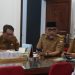 Sekda Provinsi Jambi, Dr. H. Sudirman, S.H., M.H., memimpin rapat koordinasi terkait percepatan penanganan TBC dan pelaksanaan Program Makan Bergizi Gratis (MBG) di Rumah Dinas Sekda, Senin (29/9/2025). (Dok. Erit - Kominfo)