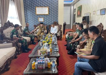 Bupati Bengkulu Tengah bersama jajaran Forkopimda, TNI, dan BPN menggelar rapat pembahasan rencana penyediaan lahan pembangunan Kodam Bengkulu di Karang Tinggi, Selasa (30/9/2025). (Dok. Yola)