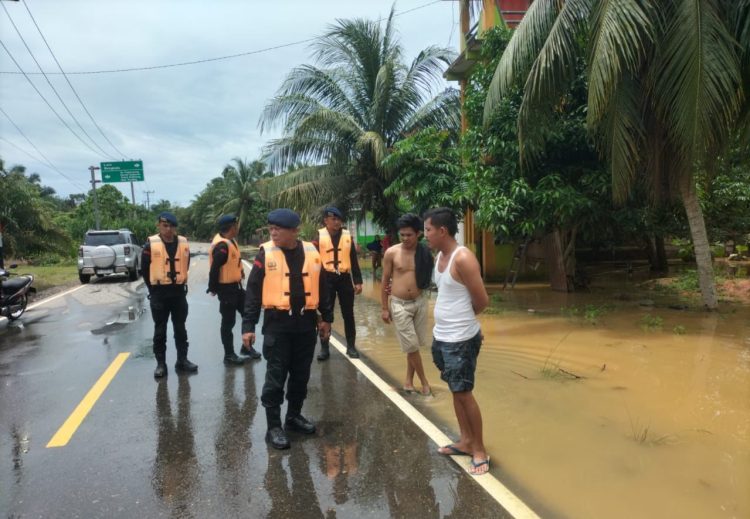 Personel Tim SAR Batalyon C Pelopor Satbrimob Polda Bengkulu meninjau banjir di Desa Batiknau, Kabupaten Bengkulu Utara, Selasa (30/9/2025). (Dok. Humas)