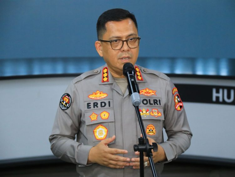 Kabag Penum Divhumas Polri Kombes Pol Erdi A. Chaniago memberikan keterangan pers terkait penerbitan Perkap Kapolri Nomor 4 Tahun 2025 tentang Penindakan Aksi Penyerangan terhadap Polri, di Jakarta, Selasa (30/9/2025). (Dok, Humas)