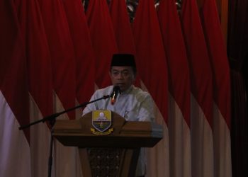 Gubernur Jambi Al Haris memberikan sambutan saat melepas kafilah Provinsi Jambi yang akan mengikuti MQK Internasional ke-1 di Sulawesi Selatan, Senin (29/9/2025) malam. (Dok. Erti- Kominfo)