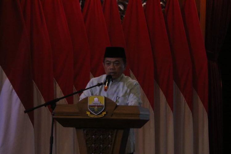 Gubernur Jambi Al Haris memberikan sambutan saat melepas kafilah Provinsi Jambi yang akan mengikuti MQK Internasional ke-1 di Sulawesi Selatan, Senin (29/9/2025) malam. (Dok. Erti- Kominfo)