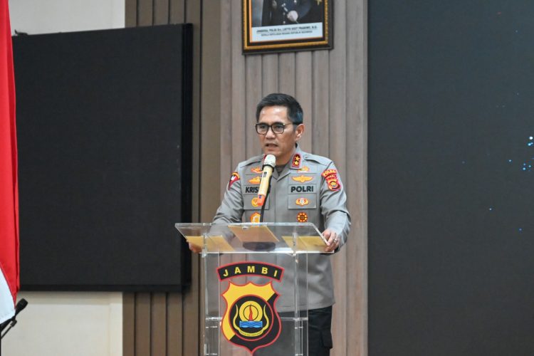 Kapolda Jambi Irjen Pol Krisno H. Siregar memberikan sambutan pada acara penyerahan jabatan, pelepasan, dan wisuda purna bakti personel Polda Jambi di Gedung Siginjai, Selasa (30/9/2025). (Dok. Dd)