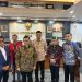 Ketua DPRD Jambi M. Hafiz Fattah bersama perwakilan aliansi masyarakat Jambi saat menyerahkan aspirasi kepada Ketua BAM DPR RI Ahmad Heryawan di Gedung DPR RI, Jakarta, Selasa (30/9/2025). (Dok. Humas)