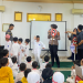 Personel Satlantas Polresta Jambi memperkenalkan rambu lalu lintas kepada anak-anak TK Al-Mutmainnah dalam kegiatan Polisi Sahabat Anak, Jumat (26/9/2025). (Dok. Nahar)