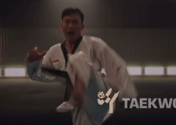Seorang atlet taekwondo memperagakan jurus bela diri sebagai bagian dari kampanye menjelang Pekan Olahraga Nasional (PON) Bela Diri 2025 di Kudus, Jawa Tengah. (Dok. Humas)