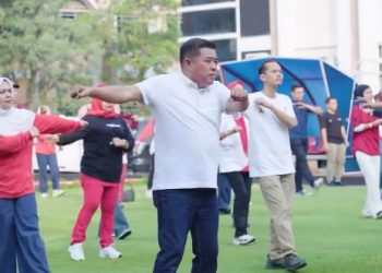 Kepala Dinas PUPR Provinsi Jambi, Muzakir, bersama pegawai mengikuti senam sehat dalam rangka peringatan HUT ke-80 Kemerdekaan Republik Indonesia di halaman kantor PUPR Jambi, Sabtu (30/8/2025). (Dok. Stepanus)