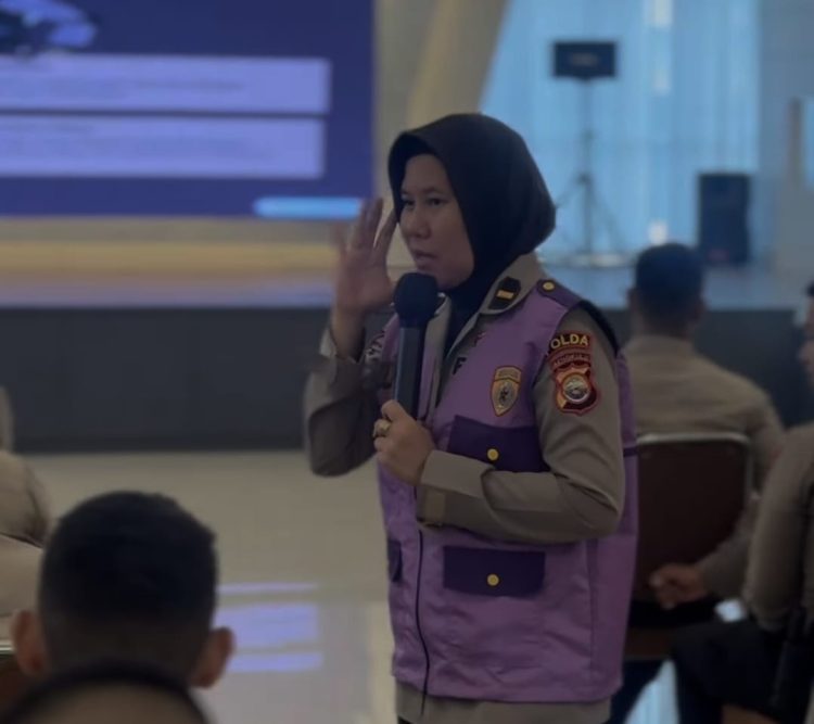 Pamin 1 Subagrenmin Biro SDM, IPDA Hera Guspurwati, S.Psi., M.M., yang memberikan pembekalan psikologis bagi personel Direktorat Samapta, Jumat (17/10/2025). (Dok.yola)