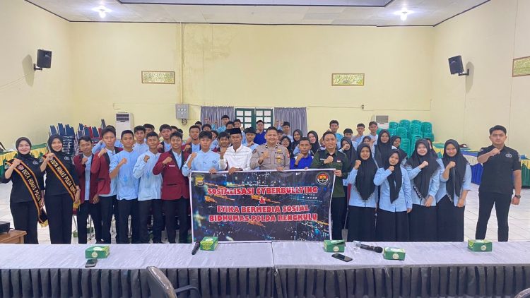 Bid Humas Polda Bengkulu menggelar kegiatan sosialisasi tentang bahaya cyberbullying dan etika bermedia sosial yang dilaksanakan di MAN 1 Kota Bengkulu, Jumat (24/10/2025). (Dok.yola)