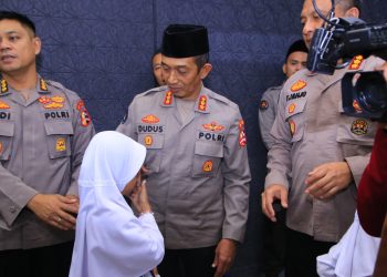 Kadiv Humas Polri Irjen Pol. Sandi Nugroho atas kepeduliannya kepada anak yatim dengan cara berbagi kebahagiaan. (Foto:dok/ist)