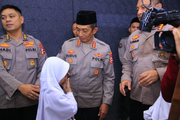 Kadiv Humas Polri Irjen Pol. Sandi Nugroho atas kepeduliannya kepada anak yatim dengan cara berbagi kebahagiaan. (Foto:dok/ist)