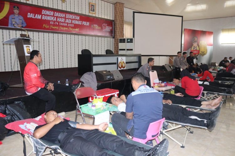 Bidhumas Polda Bengkulu menggelar kegiatan Bakti Kesehatan Donor Darah pada Rabu (22/10/2025) bertempat di Gedung Adem Polda Bengkulu. (Dok.yola)