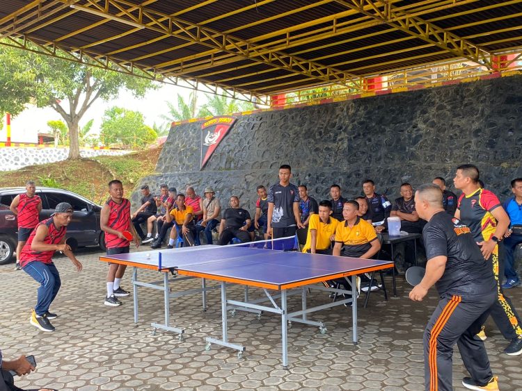 Satuan Brimob Polda Bengkulu menggelar pertandingan tenis meja antar satker Polda Bengkulu, Selasa (21/10/2025). (Dok.yola)
