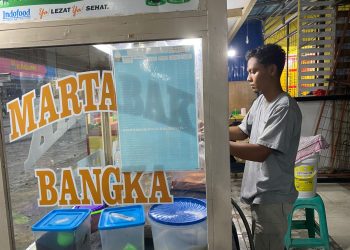 Agung, penjual martabak bangka di jl. Kalimantan Rawamakmur, Selasa (21/10/2025). (Dok.yola)