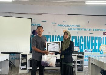 Bharaka Dimas menerima Sertifikat Apresiasi yang diserahkan langsung oleh Kepala Dinas Kominfo Kota Salatiga, Eny Endang Surtiani, S.T., M.T. (Dok.  Humas)