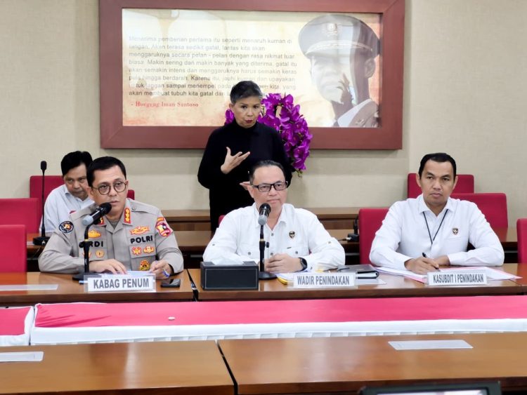 Wakil Direktur Penindakan Kortastipidkor Polri, Kombes Pol. Bhakti Eri Nurmansyah, S.I.K., M.Si., dalam konferensi pers di Gedung Bareskrim Polri, Jakarta, Selasa (21/10/2025). (Dok Humas)