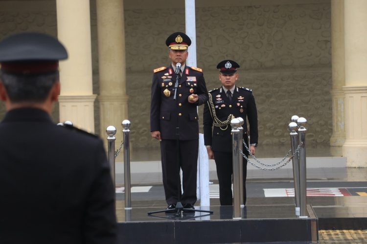 Kapolda Bengkulu Irjen Pol. Mardiyono, S.I.K., M.Si memimpin langsung upacara peringatan Hari Sumpah Pemuda ke-97 Tahun 2025 yang digelar di Lapangan Anton Soedjarwo Polda Bengkulu, Selasa (28/10/2025). (Dok.yola)