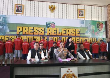 Kabid Humas Polda Bengkulu, Kombes Pol. Andy Pramudya W., S.I.K., M.M., M.AP., CPHR., CBA, memimpin konferensi pers di Gedung Adem Mapolda Bengkulu, Rabu (22/10/2025), bersama jajaran Ditreskrimsus. (Dok.yola)