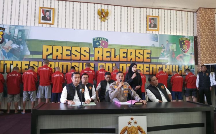 Kabid Humas Polda Bengkulu, Kombes Pol. Andy Pramudya W., S.I.K., M.M., M.AP., CPHR., CBA, memimpin konferensi pers di Gedung Adem Mapolda Bengkulu, Rabu (22/10/2025), bersama jajaran Ditreskrimsus. (Dok.yola)