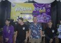 Penutupan PKKMB UNH 2025: Alumni Dorong Mahasiswa Kembangkan Karakter dan Integritas
Ketua Ikatan Alumni Universitas Nurdin Hamzah (IKA UNH), Fiet Haryadi (tengah), bersama panitia dan tamu undangan dalam penutupan PKKMB UNH 2025 di Kampus UNH Jambi, Sabtu (4/10/2025). (Dok. Stepanus)