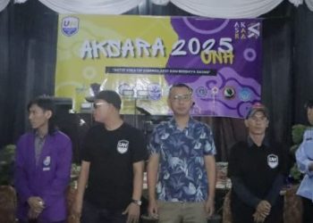 Penutupan PKKMB UNH 2025: Alumni Dorong Mahasiswa Kembangkan Karakter dan Integritas
Ketua Ikatan Alumni Universitas Nurdin Hamzah (IKA UNH), Fiet Haryadi (tengah), bersama panitia dan tamu undangan dalam penutupan PKKMB UNH 2025 di Kampus UNH Jambi, Sabtu (4/10/2025). (Dok. Stepanus)