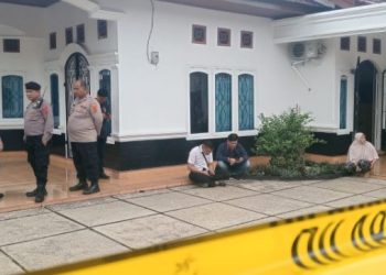 Petugas kepolisian melakukan olah tempat kejadian perkara (TKP) di rumah korban pembunuhan disertai perampokan di kawasan Talang Bakung, Kota Jambi, Senin (6/10/2025).(Dok. Nahar)