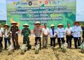 Gubernur Jambi Al Haris bersama Kapolda Jambi Irjen Pol Krisno Halomoan Siregar, Forkopimda, dan pejabat terkait menanam jagung secara simbolis dalam kegiatan Penanaman Jagung Serentak Kuartal IV dan Peresmian Gudang Ketahanan Pangan Polri 2025 di lahan PT Brahma Binabakti, Kabupaten Muaro Jambi, Rabu (8/10/2025). (Foto: Stepanus)