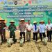 Gubernur Jambi Al Haris bersama Kapolda Jambi Irjen Pol Krisno Halomoan Siregar, Forkopimda, dan pejabat terkait menanam jagung secara simbolis dalam kegiatan Penanaman Jagung Serentak Kuartal IV dan Peresmian Gudang Ketahanan Pangan Polri 2025 di lahan PT Brahma Binabakti, Kabupaten Muaro Jambi, Rabu (8/10/2025). (Foto: Stepanus)