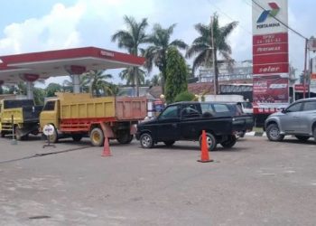 Antrean kendaraan di salah satu SPBU di Kota Jambi sebelum penerapan pembatasan pengisian solar bersubsidi. (Dok., Daus)