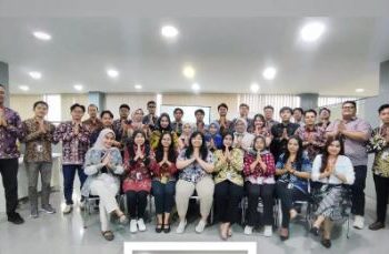 Karyawan Sinsen Group kompak mengenakan busana batik dalam perayaan Hari Batik Nasional 2025 di kantor pusat Jambi. (Dok. Sisnen)