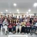 Karyawan Sinsen Group kompak mengenakan busana batik dalam perayaan Hari Batik Nasional 2025 di kantor pusat Jambi. (Dok. Sisnen)