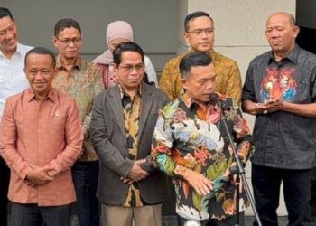 Gubernur Jambi Al Haris bersama para gubernur penghasil migas menghadiri Rapat Tim Gabungan Penanganan Sumur Minyak Masyarakat di Gedung Kementerian ESDM, Jakarta Pusat, Kamis (9/10/2025). (Dok. Erit - Kominfo)