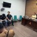Kasat Reskrim Polres Sarolangun AKP Yosua Adrian, STK, SIK (kanan) memimpin proses mediasi penerapan Restorative Justice dalam perkara percobaan pencurian, Kamis (9/10/2025). (Dok. Humas)