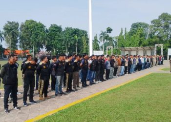Personel gabungan Pemkot Jambi mengikuti apel pelepasan Tim Terpadu Penanganan Masalah Sosial di halaman Kantor Wali Kota Jambi, Jumat (10/10/2025) (Dok. Stepanus)