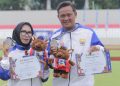 Pasangan atlet gateball Provinsi Jambi, Ade Candra dan Belinda, memperlihatkan medali perak dan piagam penghargaan yang mereka raih pada ajang Pornas Korpri XVII di Sumatera Selatan. (Dok. Tim Gateball Jambi)