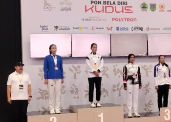 Atlet Jambi menerima medali perak di podium PON Bela Diri 2025 di Kudus, Jawa Tengah, Minggu (12/10/2025). (Koni Jambi)