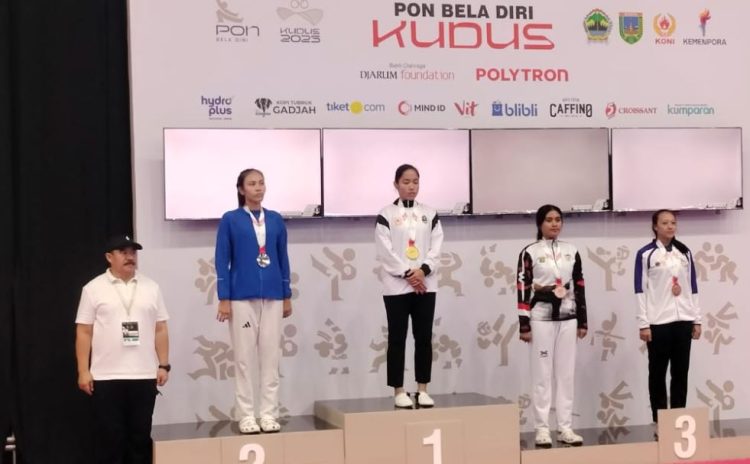 Atlet Jambi menerima medali perak di podium PON Bela Diri 2025 di Kudus, Jawa Tengah, Minggu (12/10/2025). (Koni Jambi)